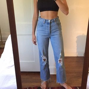 Levi’s ”Ribcage Straight” Jean with ripped knees
